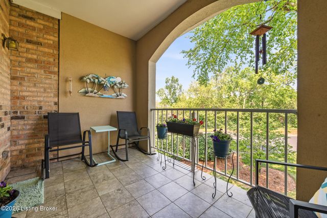 5601 Coach Gate Wynde APT 34, Louisville, KY 40207