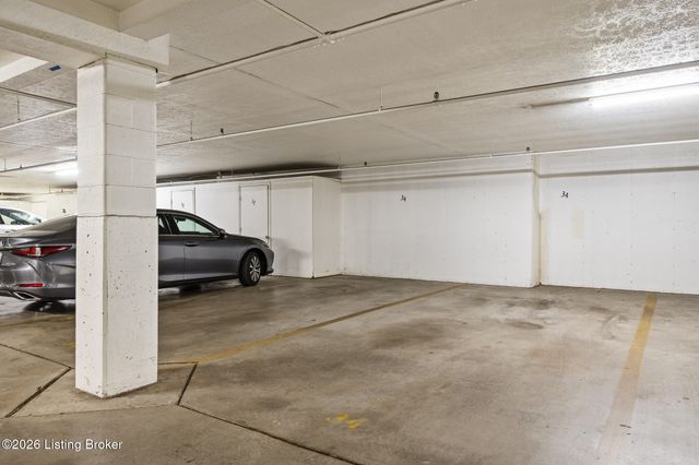 5601 Coach Gate Wynde APT 34, Louisville, KY 40207