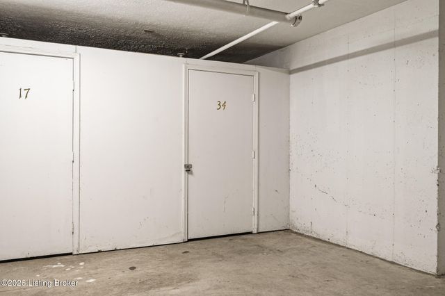 5601 Coach Gate Wynde APT 34, Louisville, KY 40207