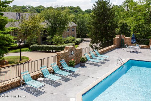5601 Coach Gate Wynde APT 34, Louisville, KY 40207