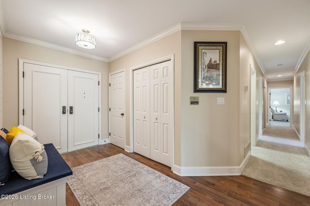 5601 Coach Gate Wynde APT 34, Louisville, KY 40207