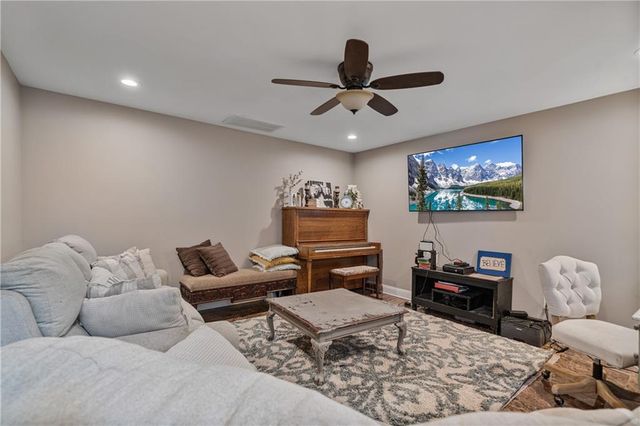 166 Woodford SE Way, Calhoun, GA 30701