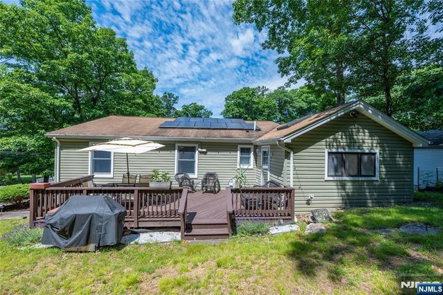 335 Elmira Trail, Hopatcong, NJ 07843