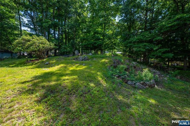 335 Elmira Trail, Hopatcong, NJ 07843