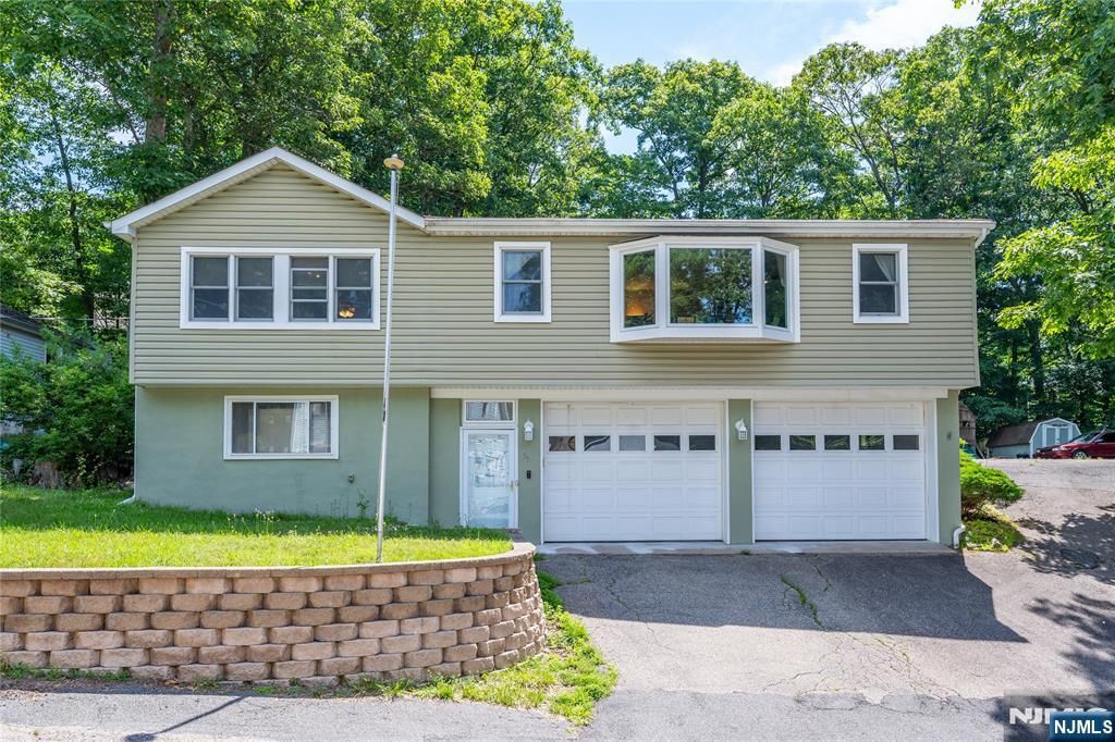 335 Elmira Trail, Hopatcong, NJ 07843