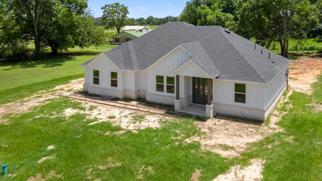 180 Nix Drive, Emory, TX 75440