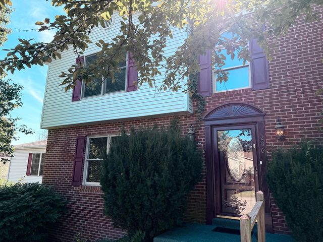 206 Rookwood Court, Richmond, KY 40475
