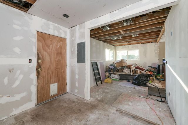 560 10th Avenue, Kingsburg, CA 93631