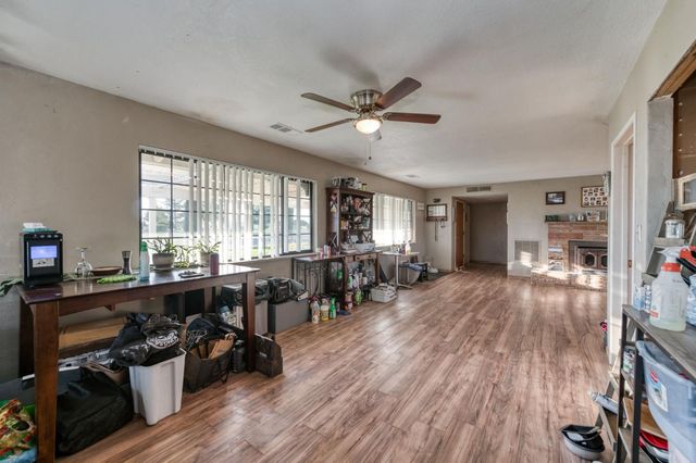 560 10th Avenue, Kingsburg, CA 93631