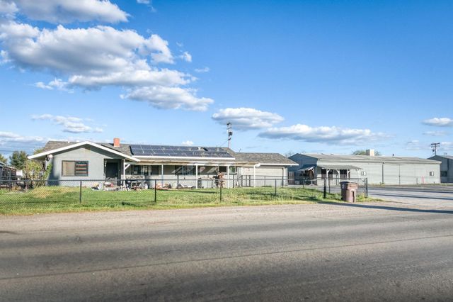 560 10th Avenue, Kingsburg, CA 93631