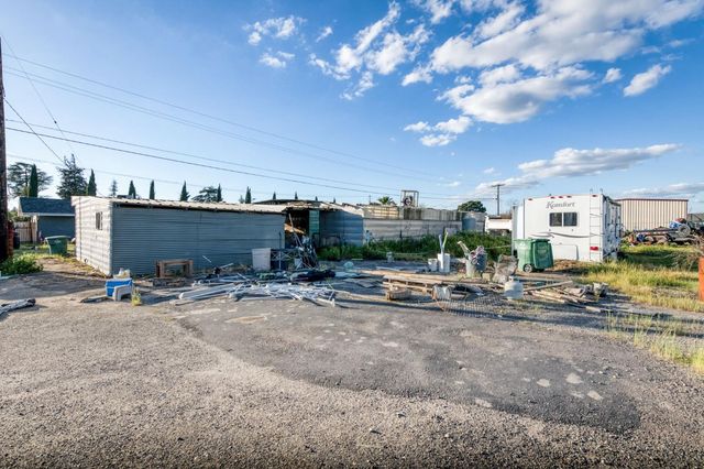 560 10th Avenue, Kingsburg, CA 93631