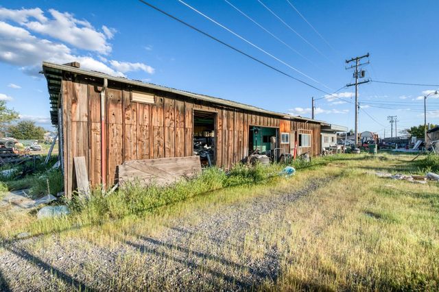 560 10th Avenue, Kingsburg, CA 93631