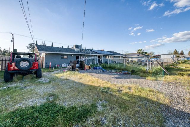 560 10th Avenue, Kingsburg, CA 93631