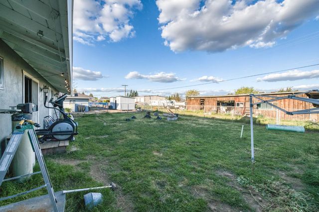 560 10th Avenue, Kingsburg, CA 93631