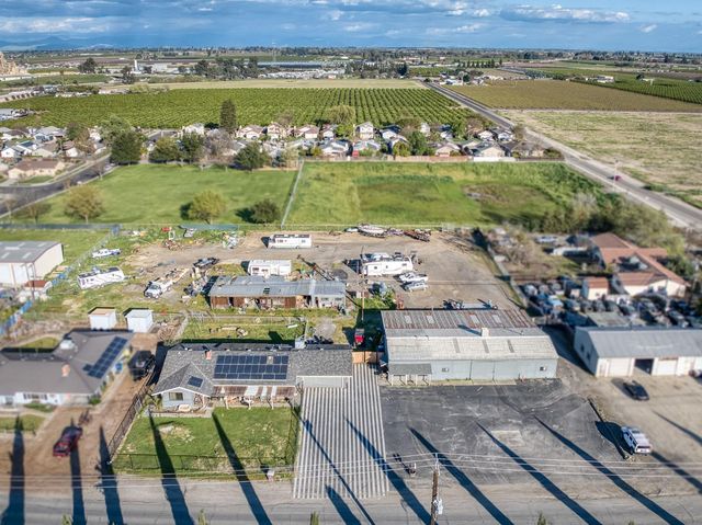 560 10th Avenue, Kingsburg, CA 93631