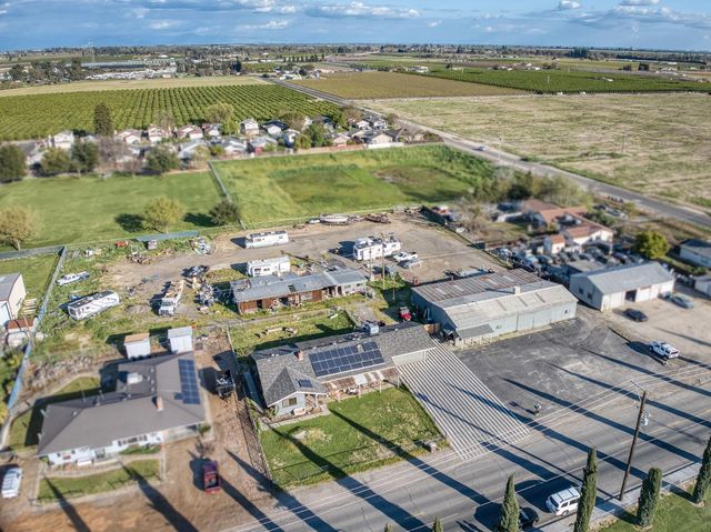 560 10th Avenue, Kingsburg, CA 93631