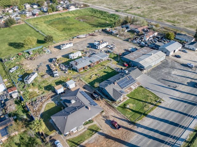 560 10th Avenue, Kingsburg, CA 93631