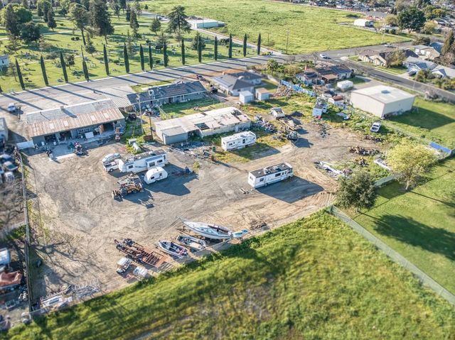 560 10th Avenue, Kingsburg, CA 93631