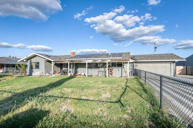 560 10th Avenue, Kingsburg, CA 93631