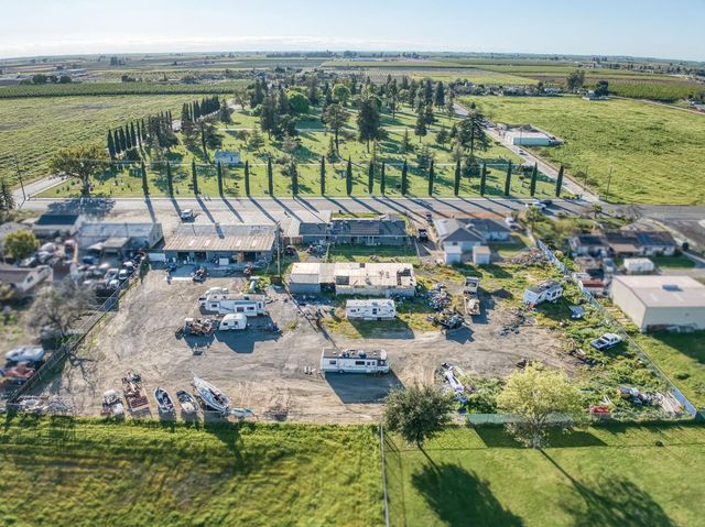 560 10th Avenue, Kingsburg, CA 93631