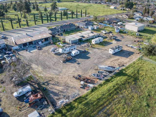 560 10th Avenue, Kingsburg, CA 93631