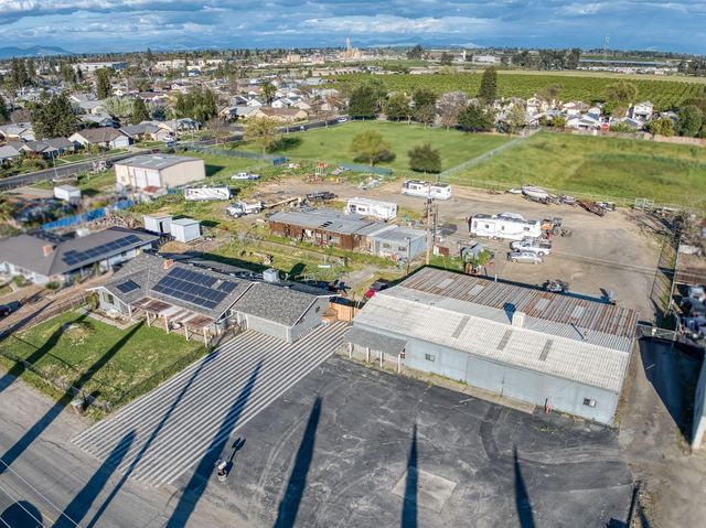 560 10th Avenue, Kingsburg, CA 93631