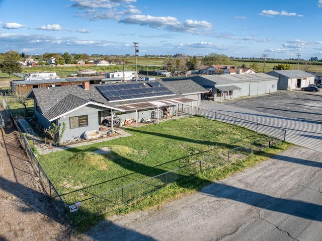 560 10th Avenue, Kingsburg, CA 93631