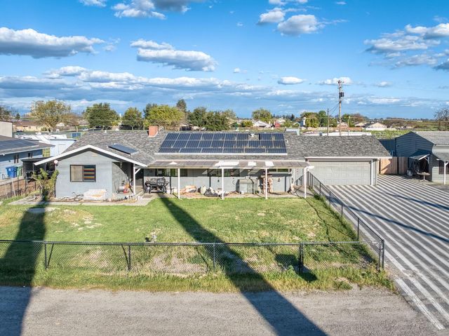 560 10th Avenue, Kingsburg, CA 93631