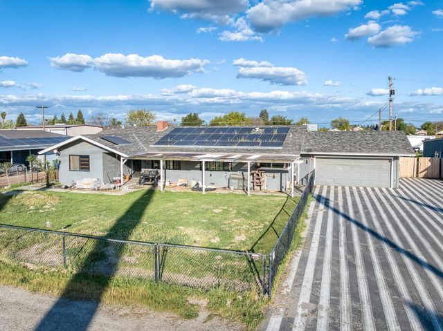 560 10th Avenue, Kingsburg, CA 93631