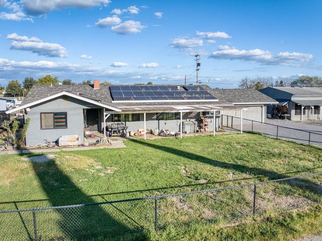 560 10th Avenue, Kingsburg, CA 93631