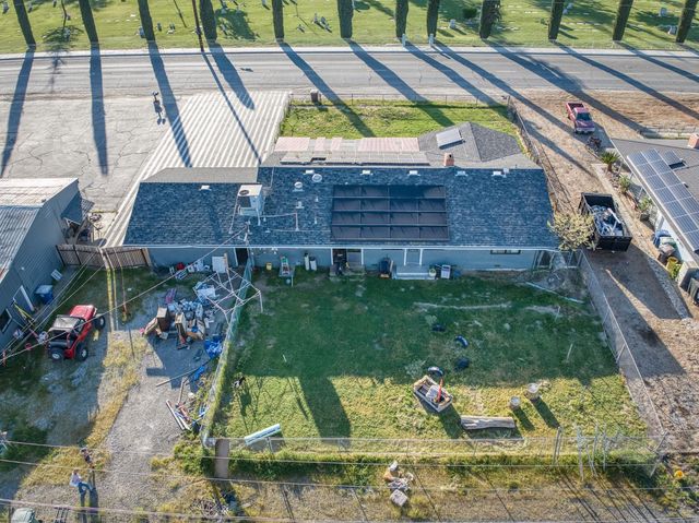 560 10th Avenue, Kingsburg, CA 93631