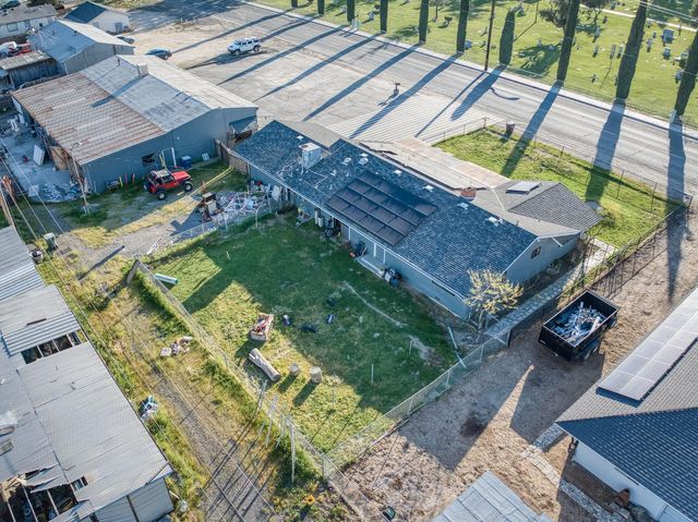 560 10th Avenue, Kingsburg, CA 93631