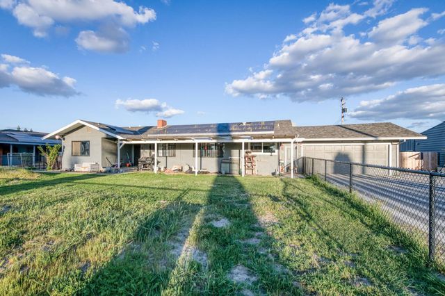 560 10th Avenue, Kingsburg, CA 93631