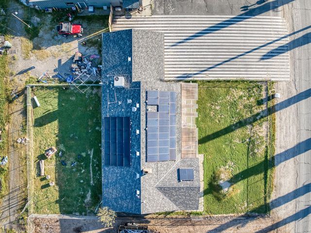 560 10th Avenue, Kingsburg, CA 93631