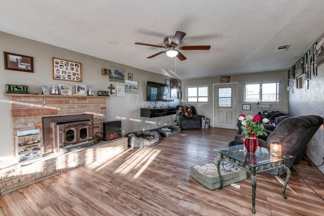 560 10th Avenue, Kingsburg, CA 93631