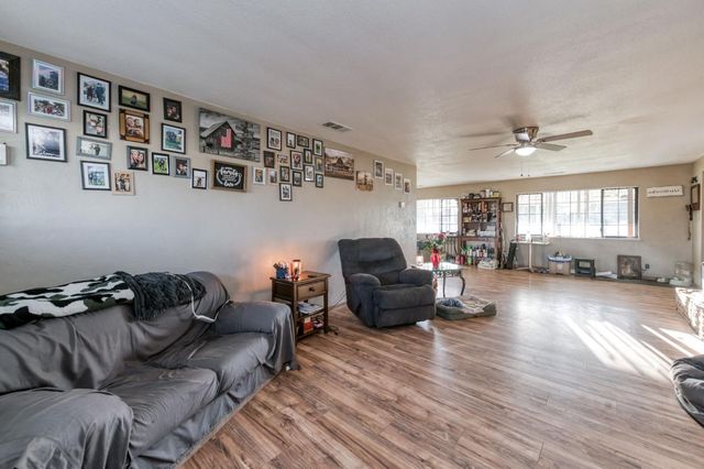 560 10th Avenue, Kingsburg, CA 93631