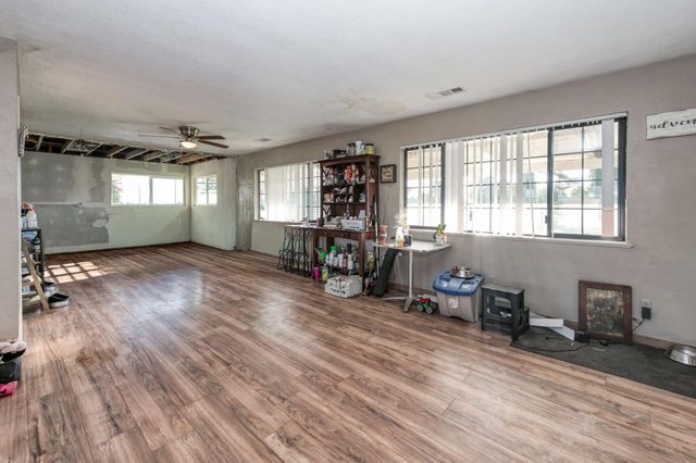 560 10th Avenue, Kingsburg, CA 93631