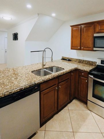 1000 Palm Trail 6, Delray Beach, FL 33483