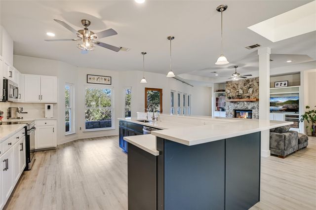 945 Wesley Ridge DR, Spicewood, TX 78669