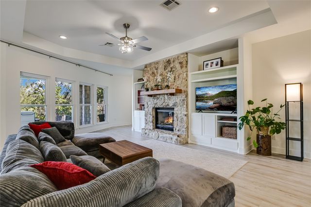 945 Wesley Ridge DR, Spicewood, TX 78669