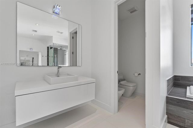 10431 NW 68th Ter, Doral, FL 33178