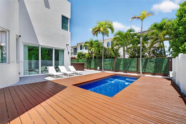 10431 NW 68th Ter, Doral, FL 33178