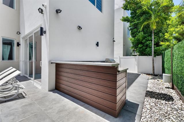 10431 NW 68th Ter, Doral, FL 33178