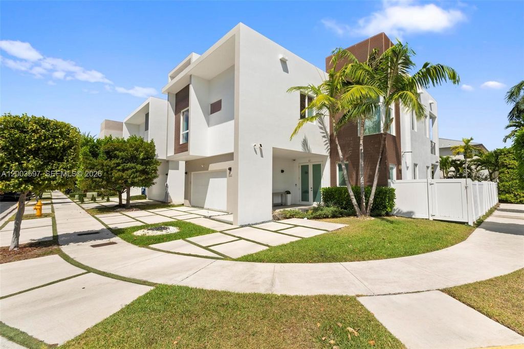 10431 NW 68th Ter, Doral, FL 33178