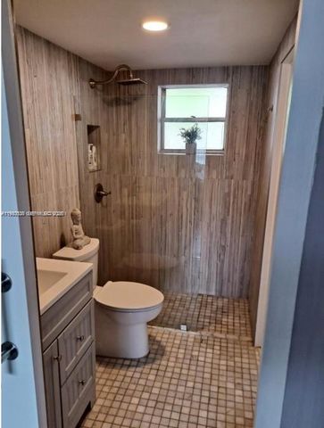 220 Kings Point Dr 106, Sunny Isles Beach, FL 33160