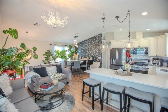 58 Manchester St, Fall River, MA 02721