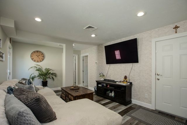 58 Manchester St, Fall River, MA 02721
