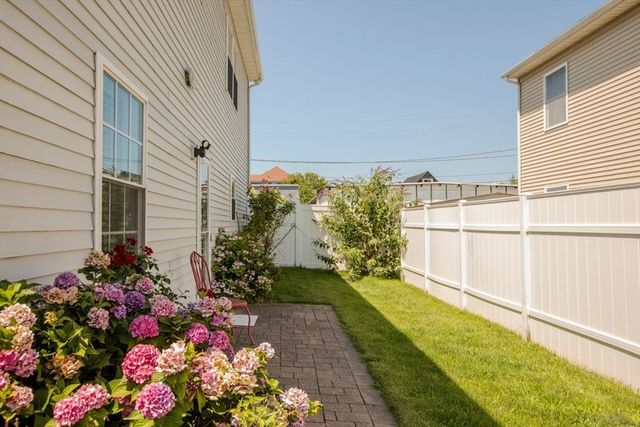 58 Manchester St, Fall River, MA 02721