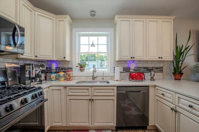 58 Manchester St, Fall River, MA 02721