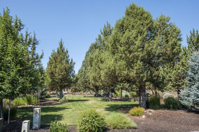 285 Vista Rim Drive, Redmond, OR 97756